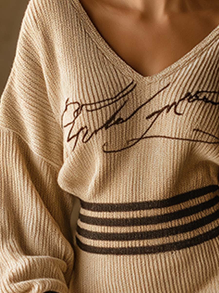 Robe Midi Rayée Abricot à Décolleté en V : Élégance Rétro Assurée