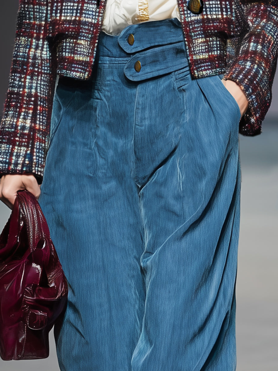 Jean large bleu orné de boutons au charme rétro