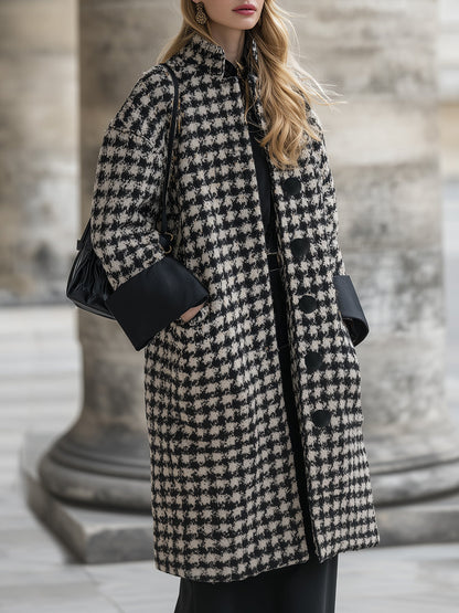 Veste mi-longue à motifs tartan noir et blanc avec col montant et poignets noirs