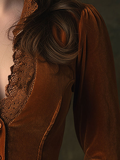 Chemise Longue en Velours Caramel Marron avec Col en V et Détails en Dentelle