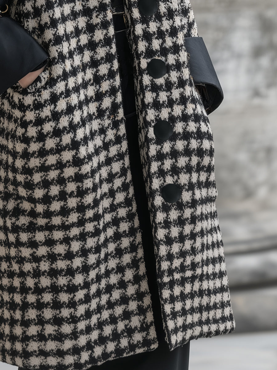Veste mi-longue à motifs tartan noir et blanc avec col montant et poignets noirs
