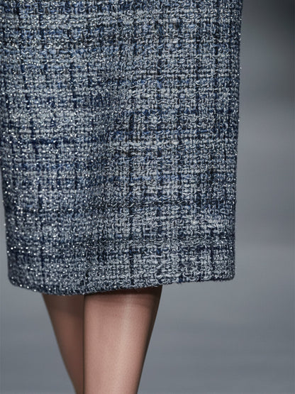 Ensemble Élégant en Tweed Bleu : Veste à Col Carré et Jupe Boutonnée