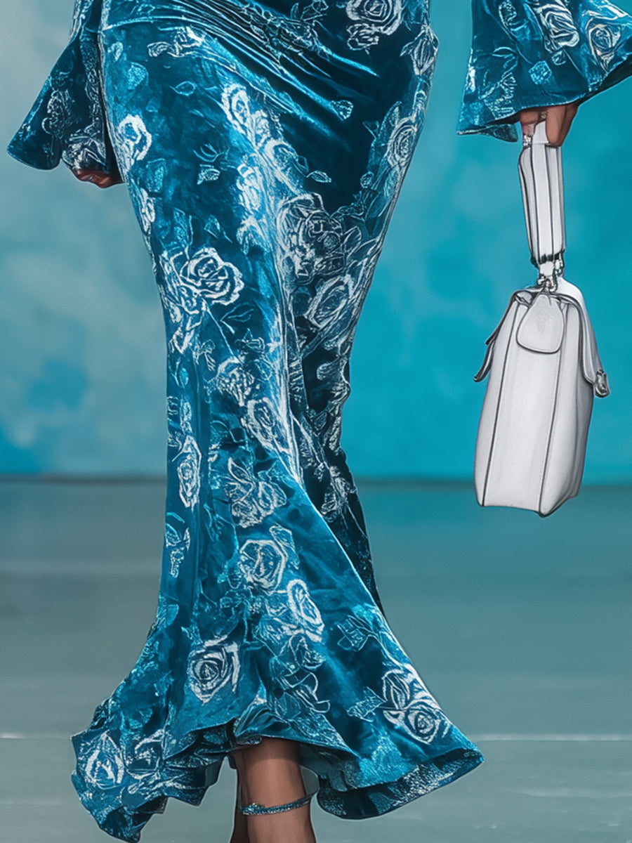 Maxi Robe Élégante en Velours Bleu avec Manches Trompette et Détails Texturés en Rose Argenté