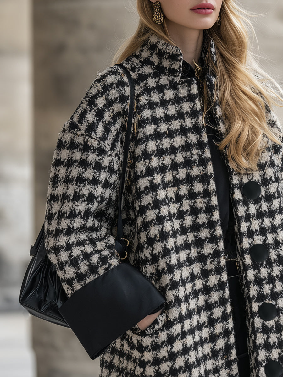 Veste mi-longue à motifs tartan noir et blanc avec col montant et poignets noirs