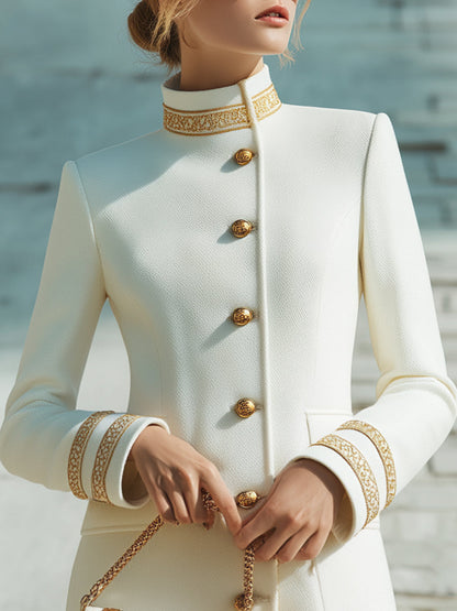Luxueux Manteau Blanc en Laine avec Col Montant et Détails en Ruban Doré