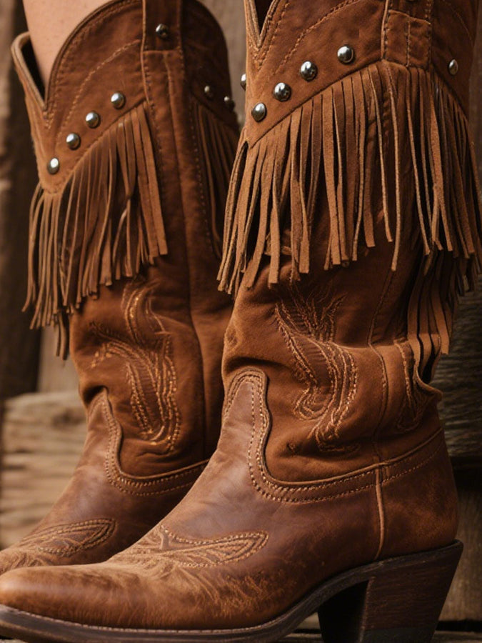 Femmes : Bottes de cowboy en cuir et daim brodées avec franges élégantes