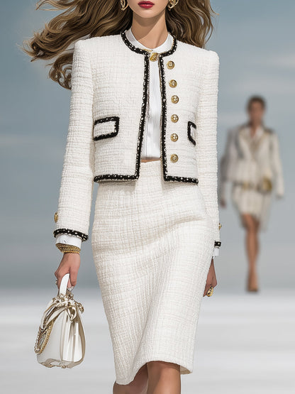 Chic Ensemble Tweed Blanc : Veste Courte et Jupe avec Détails Noir et Boutons Dorés