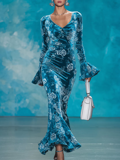 Robe Maxi Élégante en Velours Bleu avec Manches Trompette et Détails Texturés en Rose Argenté