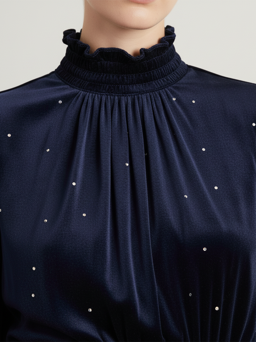 Robe en Velours Élégante avec Col Montant et Détails en Strass