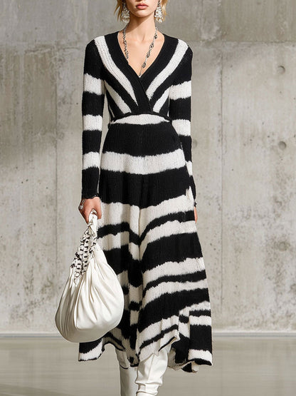 Robe Maxi Tricotée à Rayures Noires et Blanches - Style Rétro avec Décolleté en V