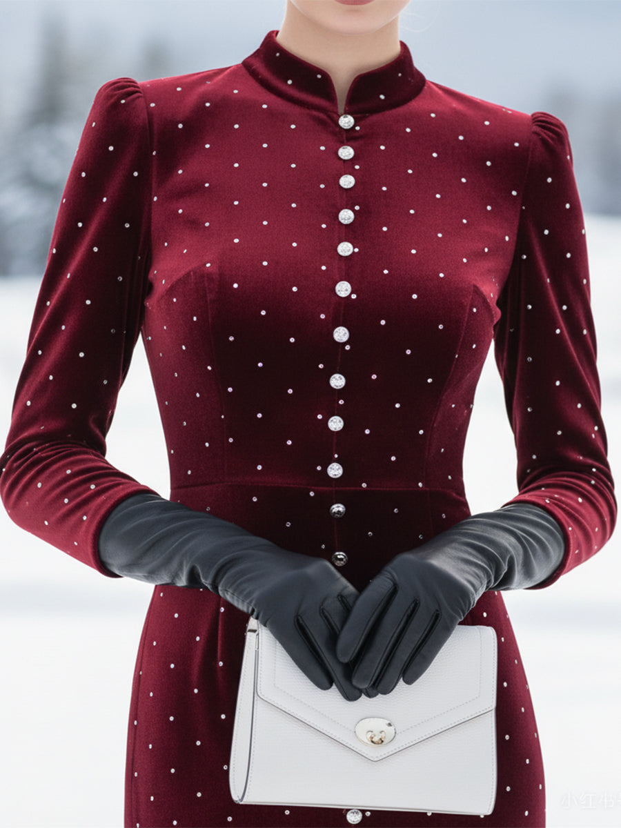 Robe Maxi en Velours Rouge avec Col Montant et Détails Éblouissants en Strass