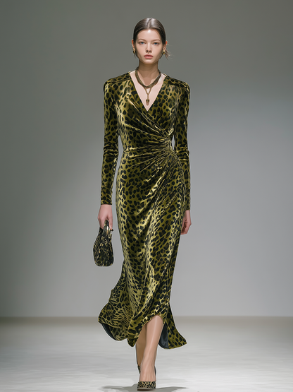 Robe Maxi Velours Léopard Rétro : Élégance au Décolleté en V et Manches Longues