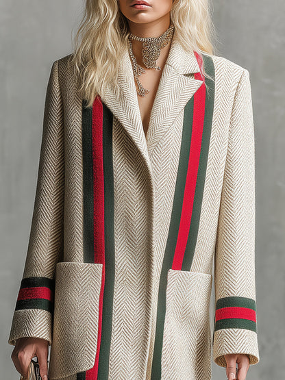 Chic Manteau Beige en Laine à Motif Chevron avec Détails en Ruban Rouge et Vert