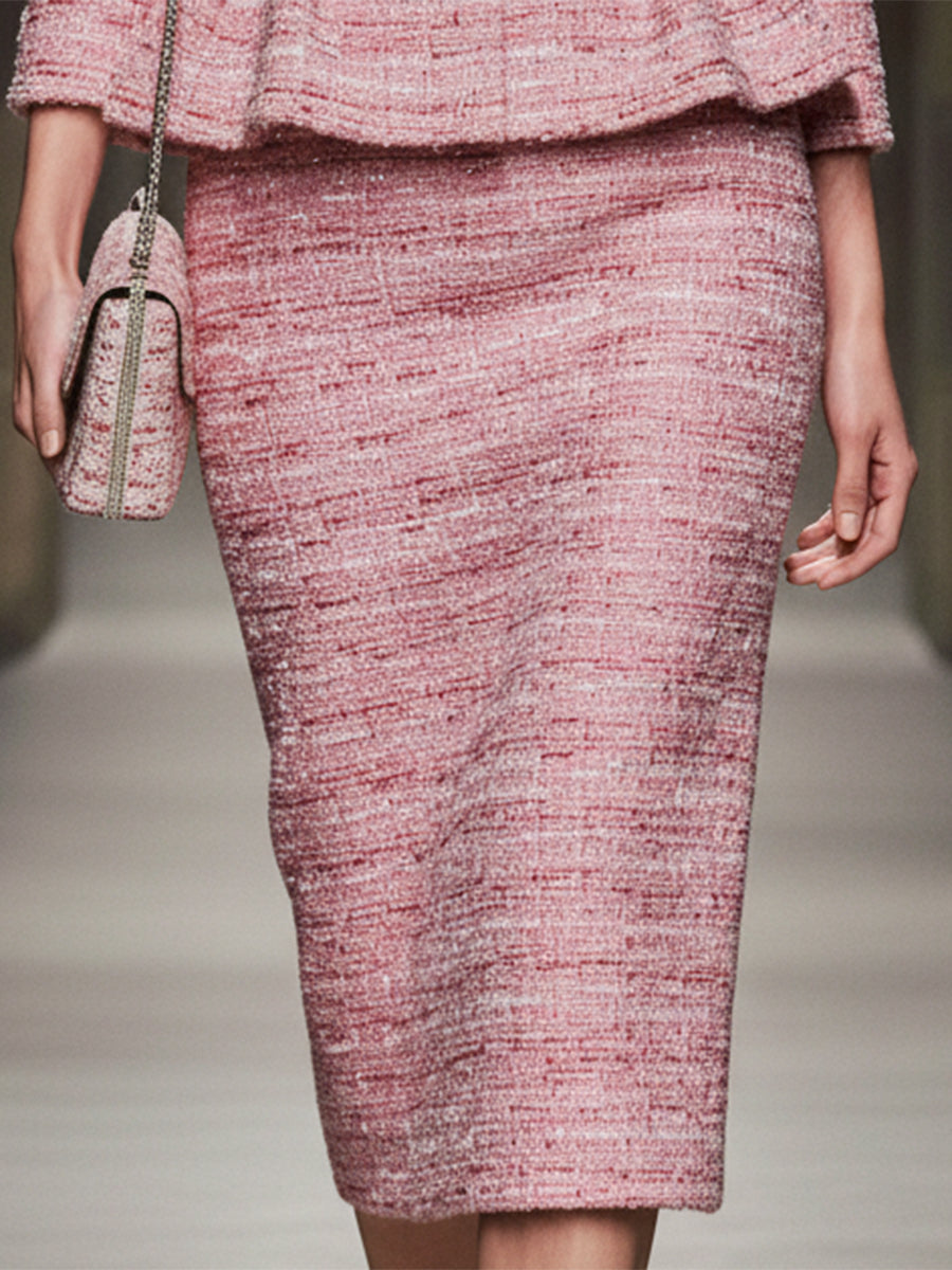 Ensemble Élégant en Tweed Rose : Veste et Jupe avec Détails en Boutons Argentés et Volants