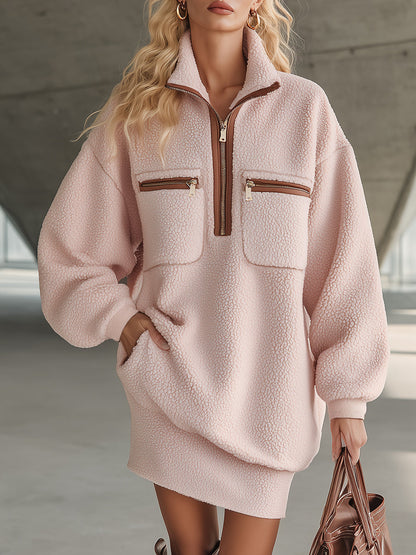 Robe Mini en Polaire Rose avec Accents en Simili Cuir Marron : Chic Rétro et Tendance