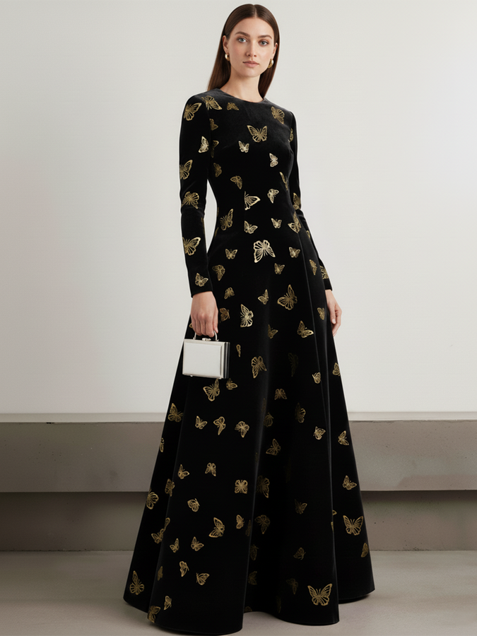 Robe en velours chic à col rond et manches longues, ornée d'un élégant papillon doré