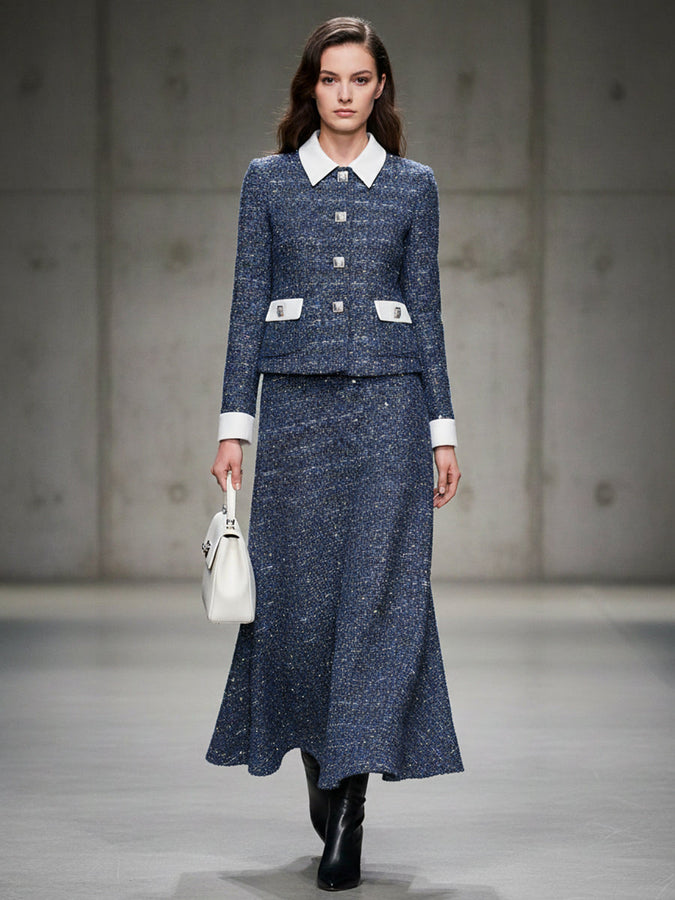 Ensemble Élégant en Tweed Bleu avec Sequins Dorés et Détails Blancs