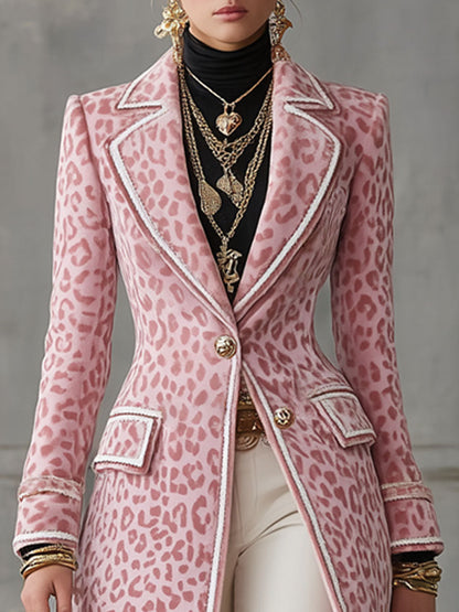Veste mi-longue à motif léopard rose avec revers et fermeture à bouton