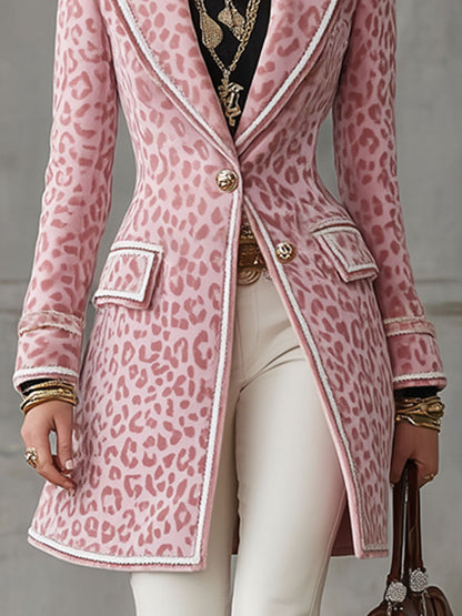 Veste mi-longue à motif léopard rose avec revers et fermeture à bouton