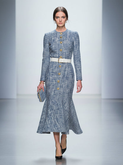 Maxi Robe Fishtail en Tweed Bleu avec Détails Boutonnés