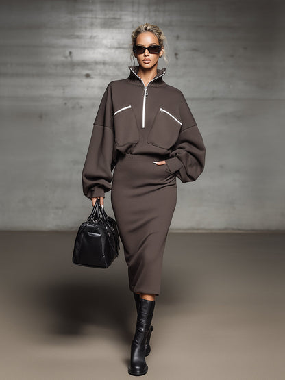 Ensemble Sportif Rétro : Jupe en Sweat à Capuche Marron avec Fermeture Éclair Blanche