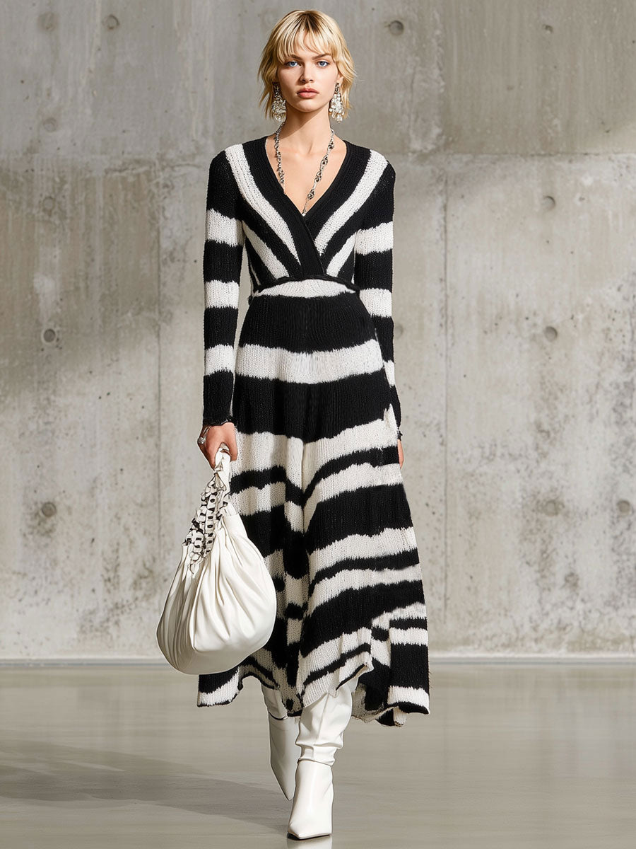 Robe Maxi Tricotée à Rayures Noires et Blanches - Élégance Rétro avec Décolleté en V