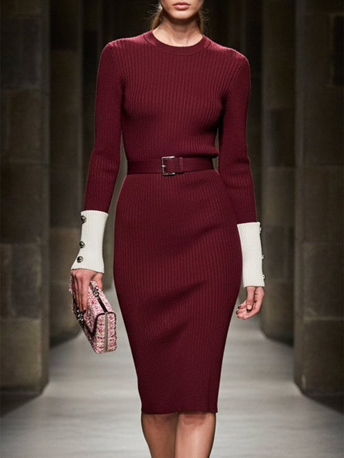 Robe Midi Rouge en Angora avec Détails en Couture Blanche et Col Ronde