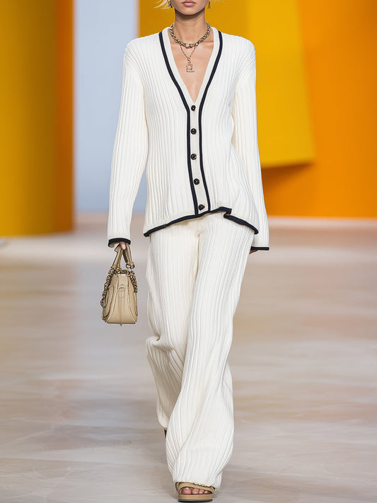 Cardigan Tricoté Blanc à Col V avec Détails Noir et Boutons Élégants