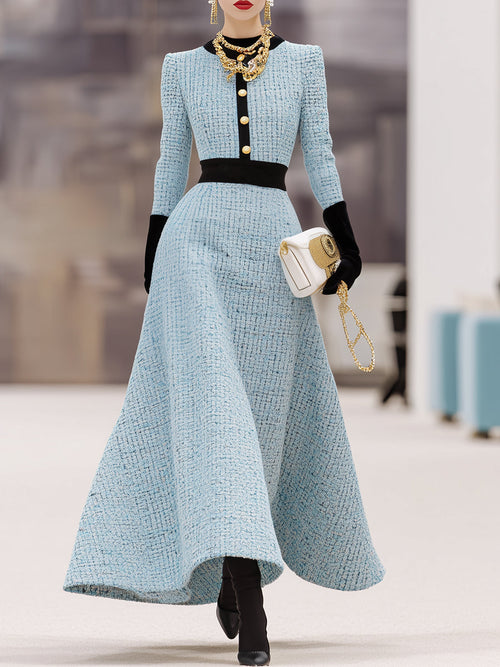 Maxi Robe en Tweed Bleu à Jupe Évasée avec Détails en Boutons Noirs et Col Rond